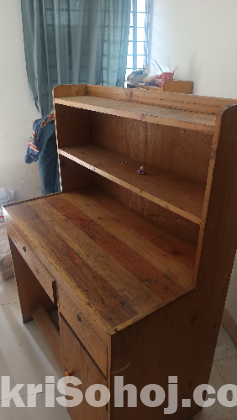 পড়ার টেবিল